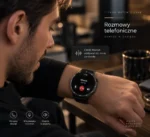TickOn Watch 3 Care: Mężczyzna odbiera rozmowę telefoniczną na smartwatchu.